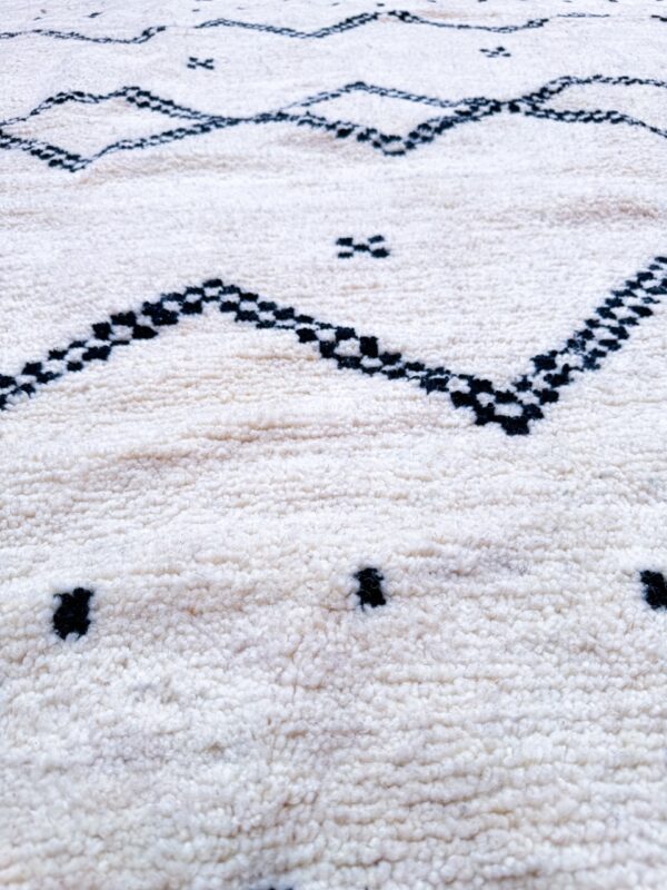 Berber Azilal handmade wool creamy with black lines rug 315cm/210cm - Image 4