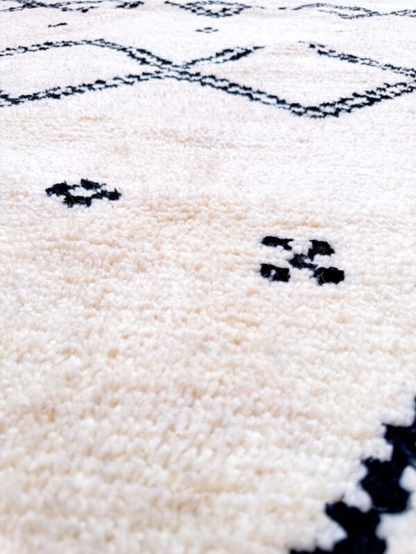 Berber Azilal handmade wool rug 325cm/185cm - Image 4