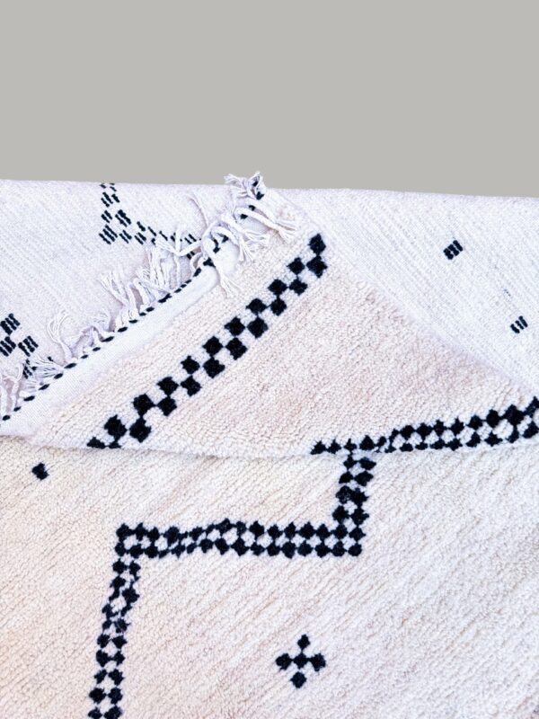 Berber Azilal handmade wool creamy with black lines rug 315cm/210cm - Image 3